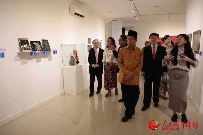 參加開幕式的嘉賓參觀展覽。人民網(wǎng)記者曹師韻攝