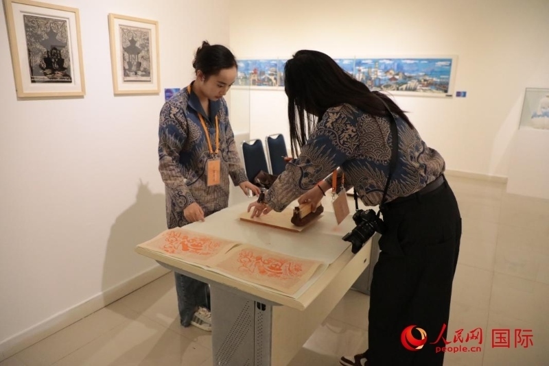 展覽現(xiàn)場的拓印技藝體驗工坊。人民網(wǎng)記者曹師韻攝