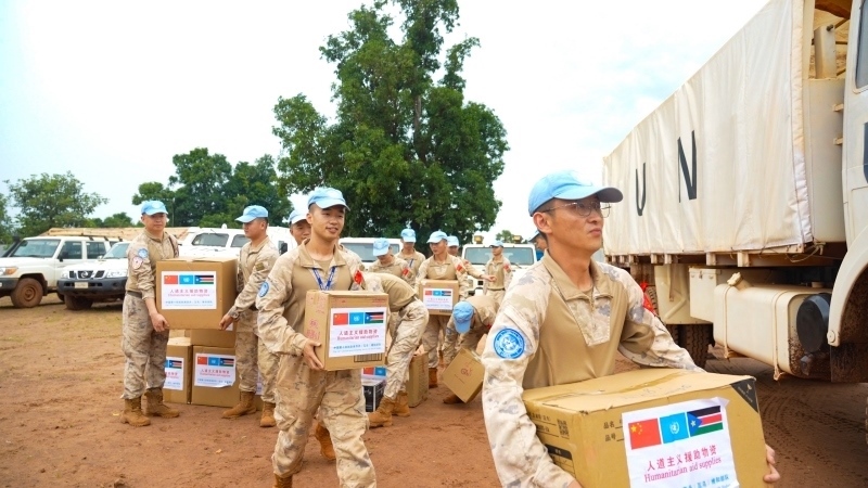 搬運援助物資。孫千攝