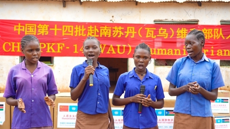 動聽的歌聲歡迎中國官兵。王軍杰攝