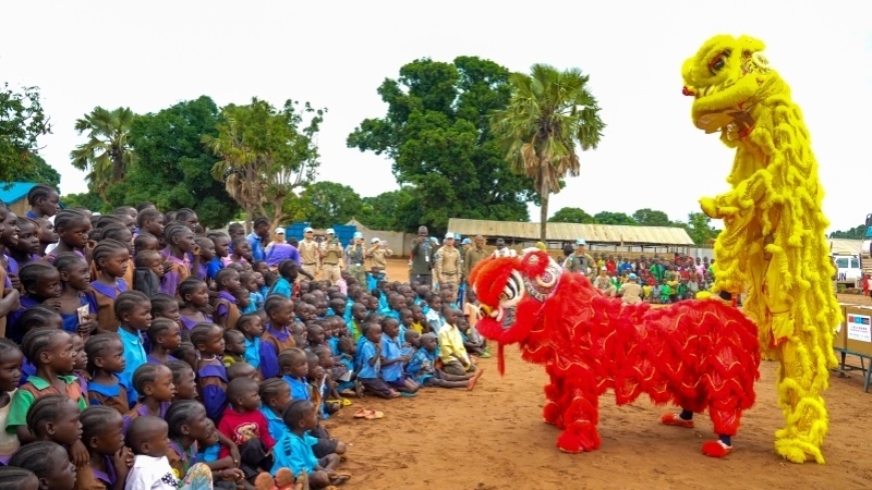 舞獅活動引發(fā)現(xiàn)場熱烈掌聲。謝坤攝