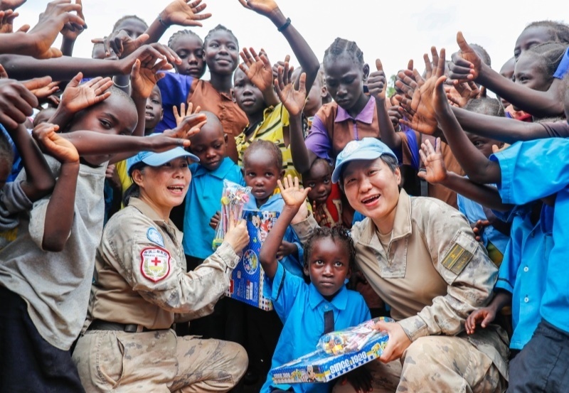 學(xué)生對中國官兵援助表達感謝。王皓宇攝