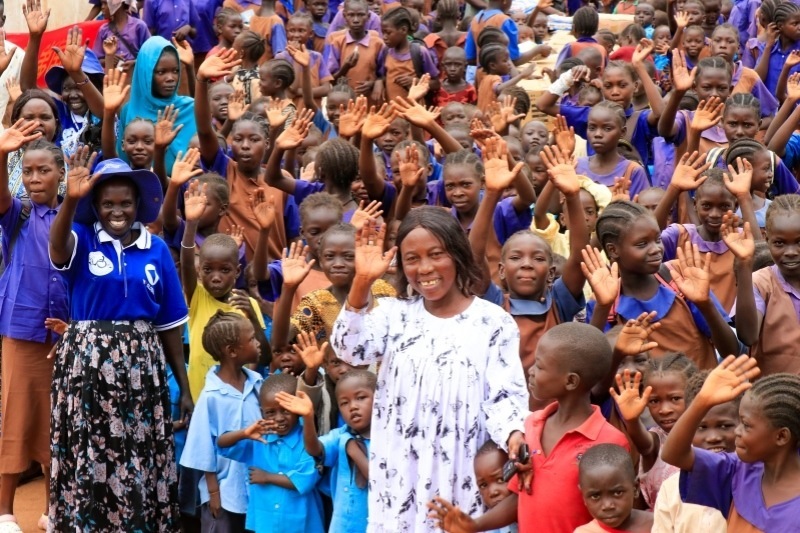 學(xué)校師生送別維和官兵。王軍杰攝