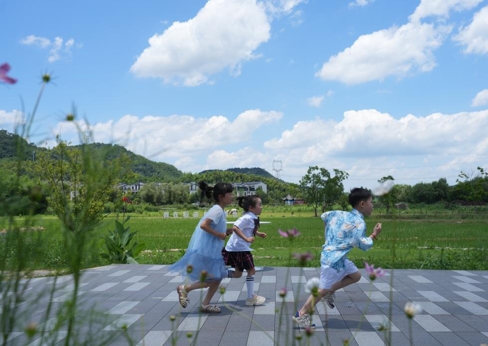 兒童在余姚市梁弄鎮(zhèn)的田野間奔跑（7月3日攝）。新華社記者翁忻旸 攝