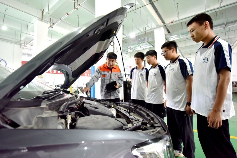 2024年6月7日，河北省邢臺(tái)市威縣職業(yè)技術(shù)教育中心教師在指導(dǎo)學(xué)生學(xué)習(xí)汽車維修技術(shù)。新華社記者 王曉 攝