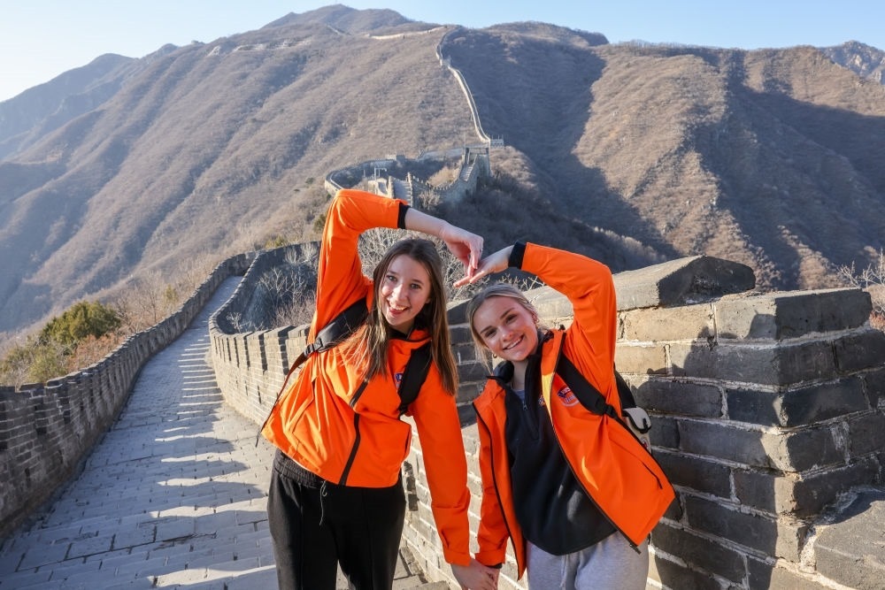 2024年3月20日，美國(guó)華盛頓州中學(xué)生代表團(tuán)的成員在北京慕田峪長(zhǎng)城留影。新華社記者 殷剛 攝