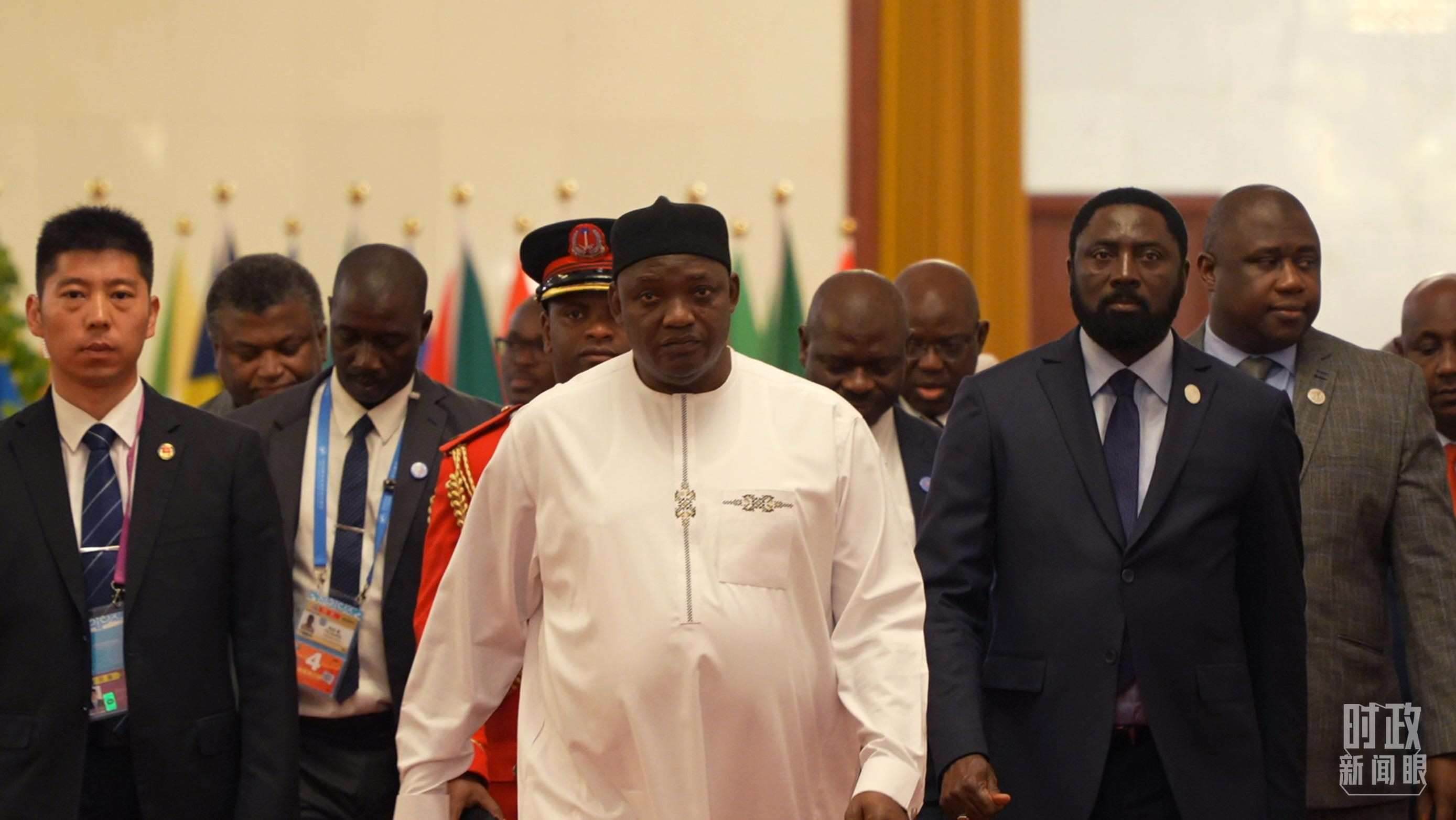 岡比亞總統(tǒng)巴羅走向會(huì)見廳。（總臺(tái)央視記者蔣碩拍攝）