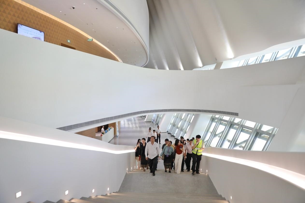 亞洲媒體考察團(tuán)正在上樓?！吨袊?guó)經(jīng)濟(jì)周刊》記者 肖翊攝