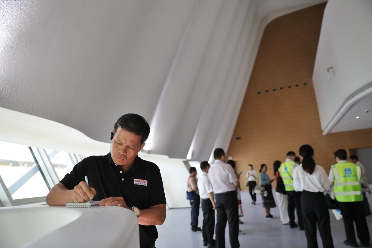 亞洲媒體考察團(tuán)參觀綜合劇場(chǎng)外墻?！吨袊?guó)經(jīng)濟(jì)周刊》記者 肖翊攝