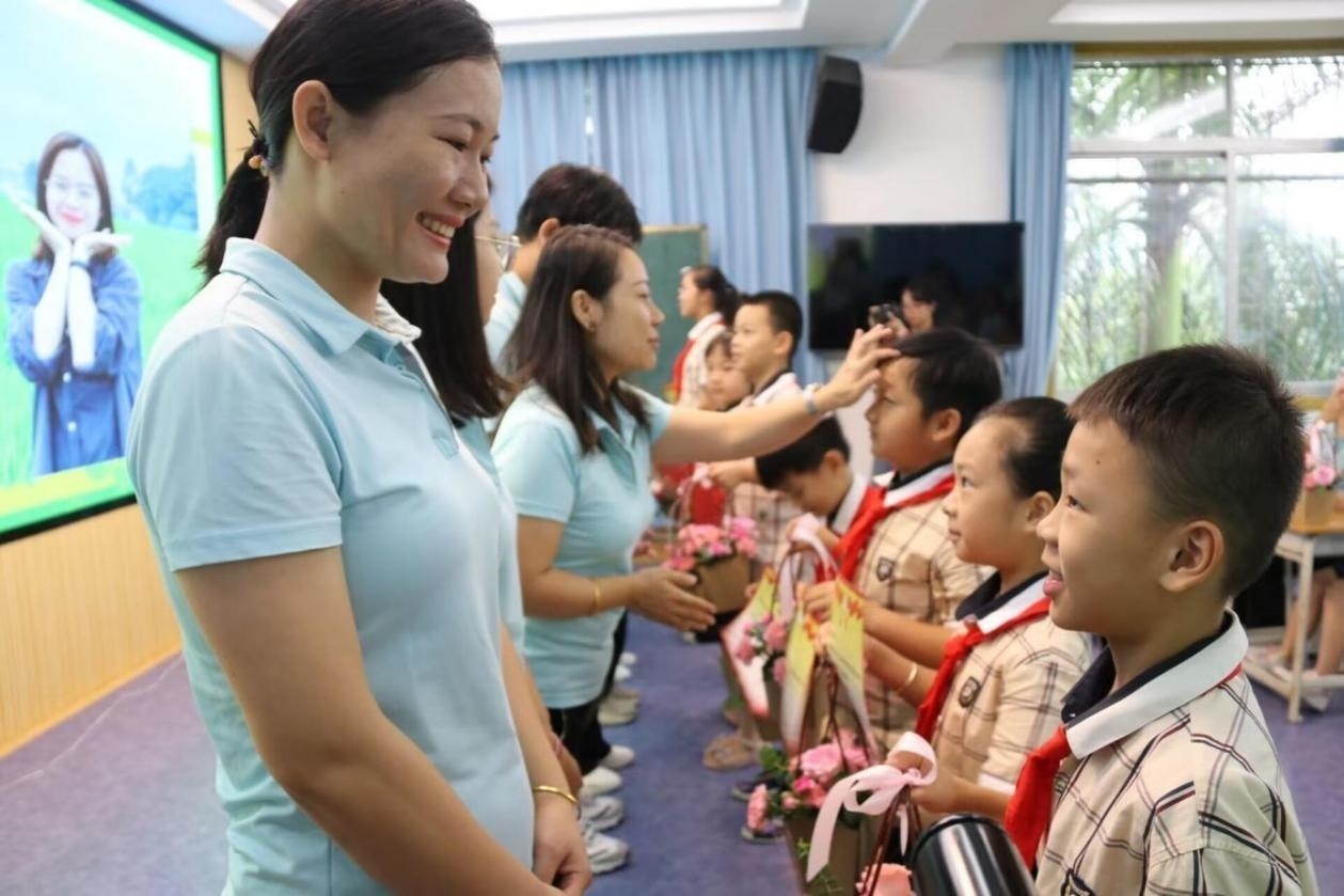 2023年教師節(jié)前，廣西南寧一所學(xué)校，學(xué)生向老師獻(xiàn)上鮮花、賀卡。