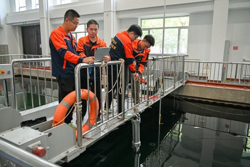 哈爾濱工程大學水聲工程學院學生在進行技術實驗。新華社記者王松 攝