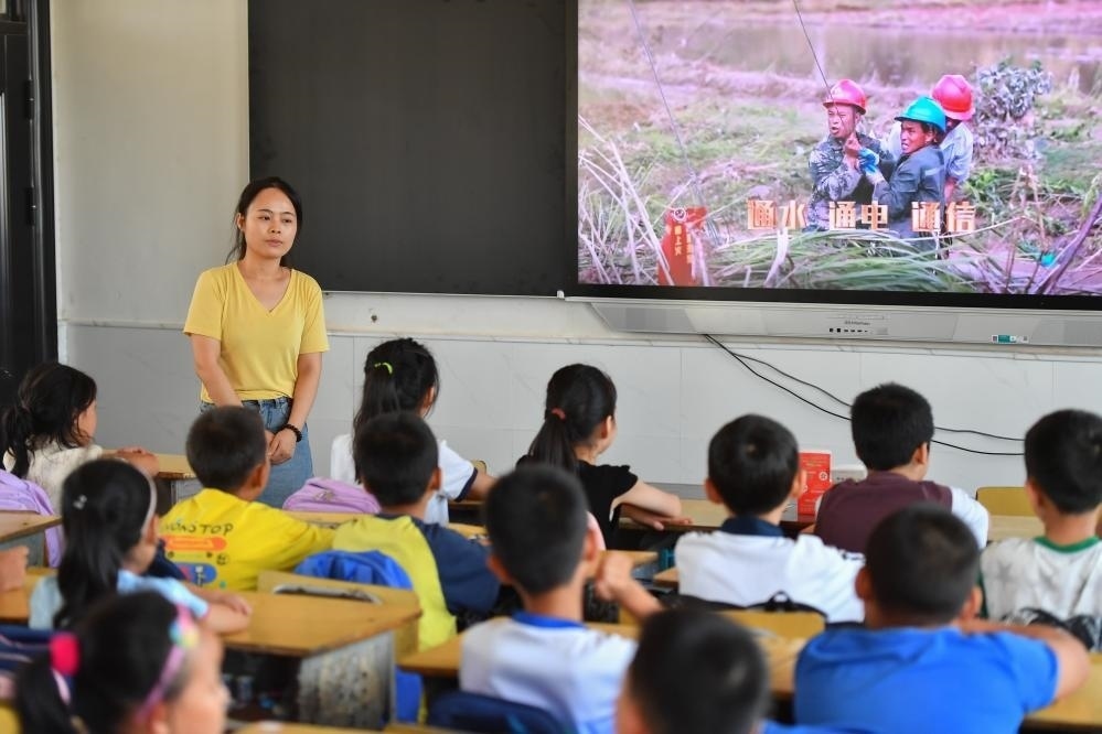 今年夏天，湖南華容縣等地遭受洪澇災(zāi)害。9月，華容縣一所學(xué)校，老師通過(guò)講述防災(zāi)救災(zāi)故事，引導(dǎo)孩子們知情、共情，汲取成長(zhǎng)的力量。