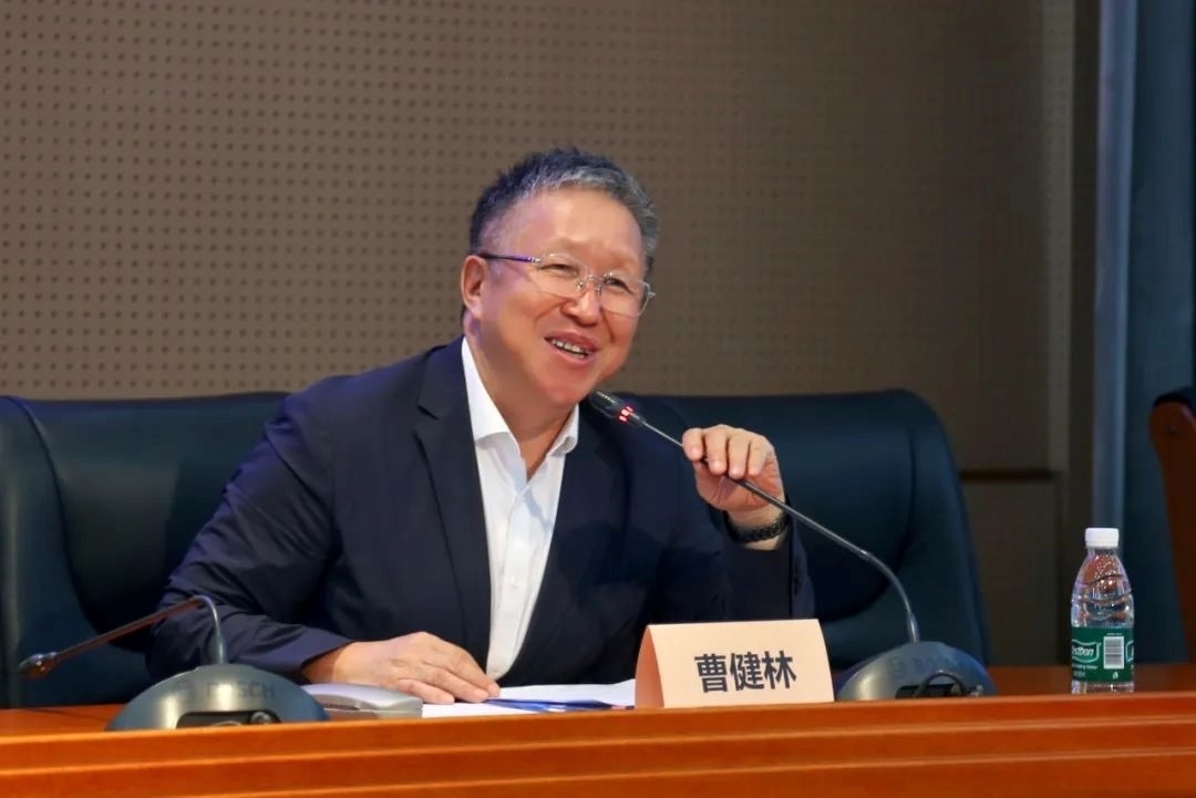 科技部原副部長、十三屆全國政協(xié)教科衛(wèi)體委員會副主任、現(xiàn)任季華實驗室理事長、主任曹健林致辭。主辦方供圖