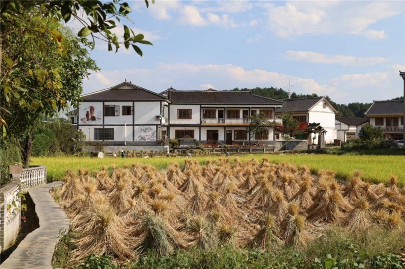 傳統(tǒng)的黔北村莊風貌同現(xiàn)代民居元素相融合，人文風光與生態(tài)自然風景相結合，人與自然和諧共生。（俄羅斯《中國與俄羅斯》雜志社社長奧列格·別列日內赫攝）