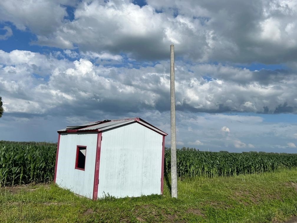 林甸縣一處保護(hù)水源井的鐵皮房出現(xiàn)破損，未見(jiàn)配套設(shè)備。新華社記者董寶森攝
