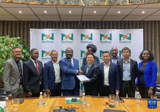 9月9日，在納米比亞首都溫得和克，嘉賓在簽字儀式后合影。新華社發(fā)（江西國(guó)際供圖）