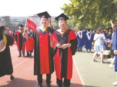 圖為李德仁（右）和學生肖雄武的合影。 肖雄武供圖