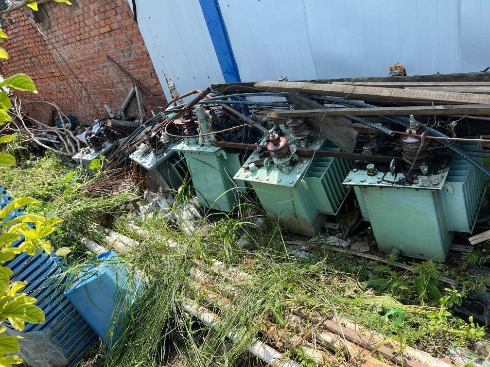 存放在農(nóng)戶家中的變壓器。新華社記者董寶森攝