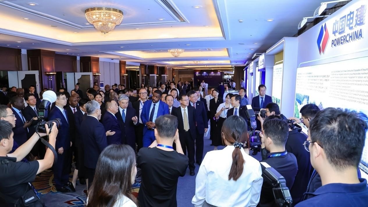 與會(huì)嘉賓參觀主題展覽。主辦方供圖