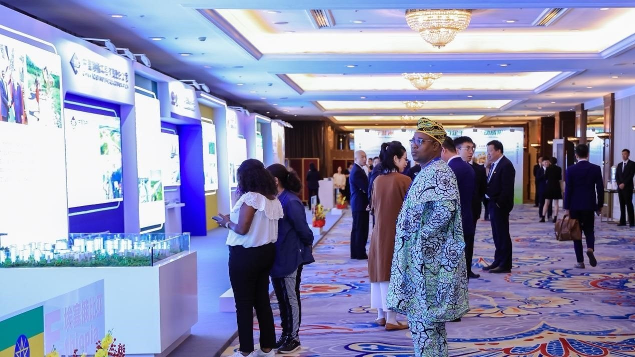 與會(huì)嘉賓參觀主題展覽。主辦方供圖