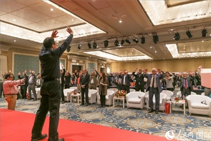 孫武權(quán)現(xiàn)場表演中醫(yī)傳統(tǒng)功法易筋經(jīng)。人民網(wǎng)記者黃培昭攝