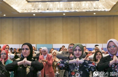 活動現(xiàn)場，埃及民眾跟著孫武權(quán)體驗中醫(yī)傳統(tǒng)功法易筋經(jīng)。人民網(wǎng)記者黃培昭