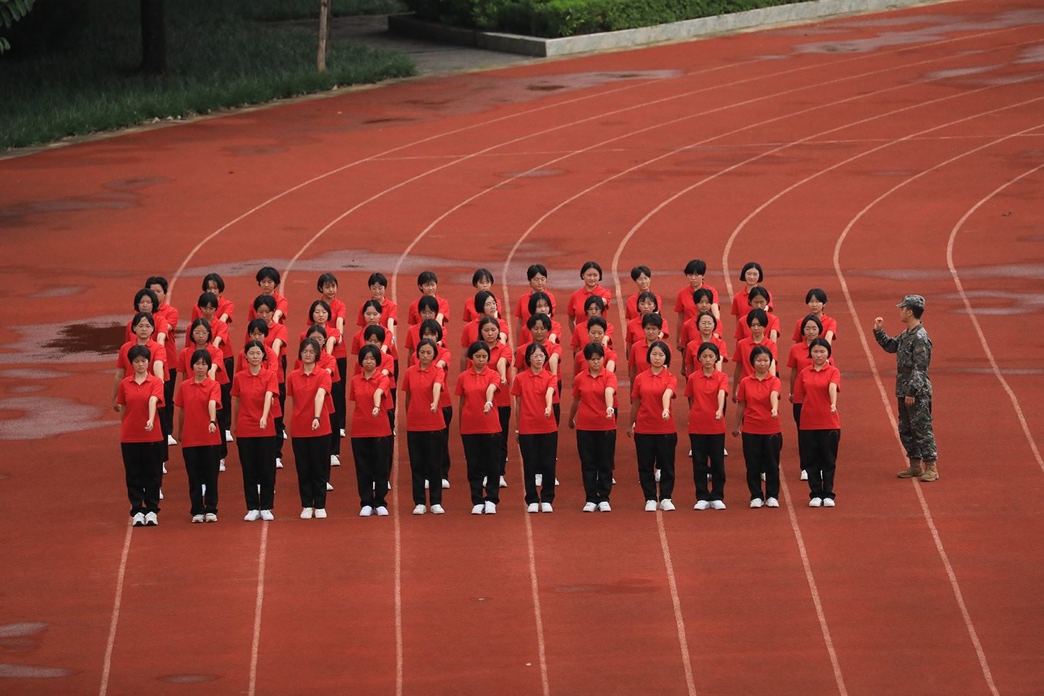 華坪女高2024級新生軍訓。華坪縣融媒體中心供圖