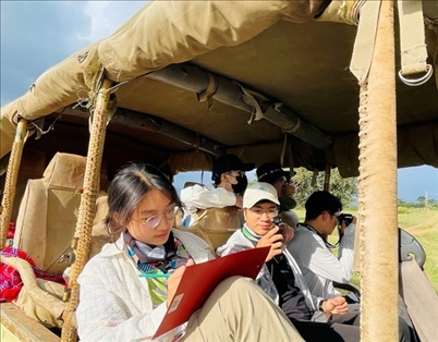 支隊成員開展長頸鹿監(jiān)測國際志愿工作。林源攝