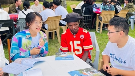 支隊成員在青年論壇上與世界各地的志愿者交流。 林源攝