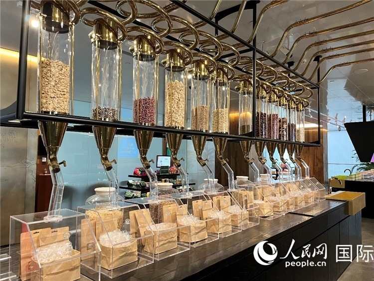 3.展示區(qū)展示的24節(jié)氣養(yǎng)生茶。（人民網(wǎng)記者陳思 攝）