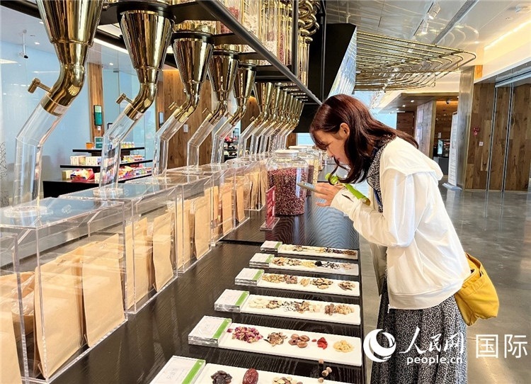 4. 代表團(tuán)團(tuán)員對(duì)新中式茶飲的食材充滿興趣。（人民網(wǎng)記者陳思 攝）