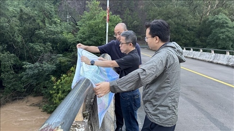 珠江委工作組在三河鎮(zhèn)三河大橋進(jìn)行防洪工程調(diào)度工作。 水利部供圖