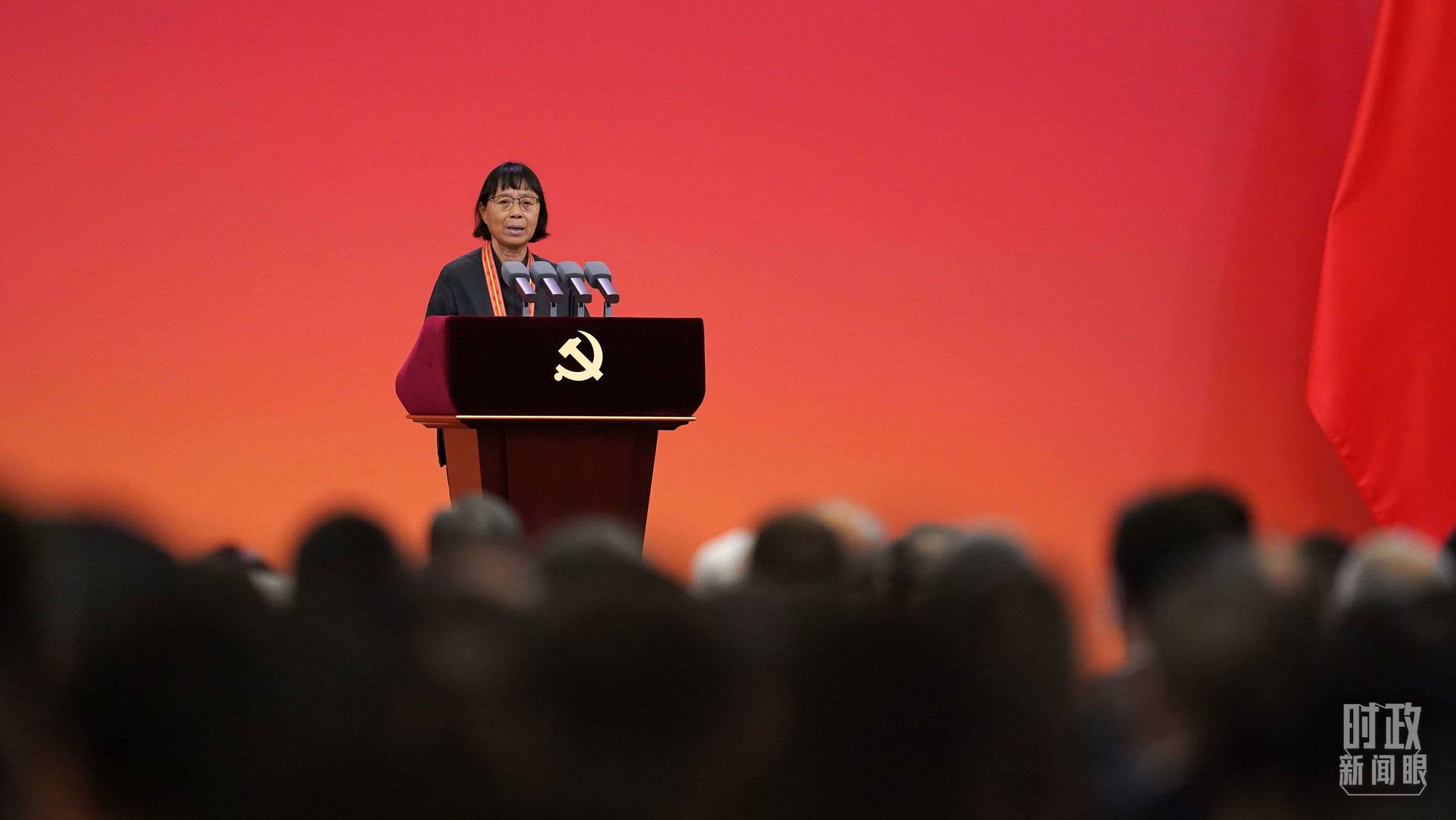  △2021年6月，幫助數(shù)千名貧困山區(qū)女孩圓夢大學(xué)的人民教師張桂梅，代表“七一勛章”獲得者發(fā)言。（總臺國廣記者李晉拍攝）