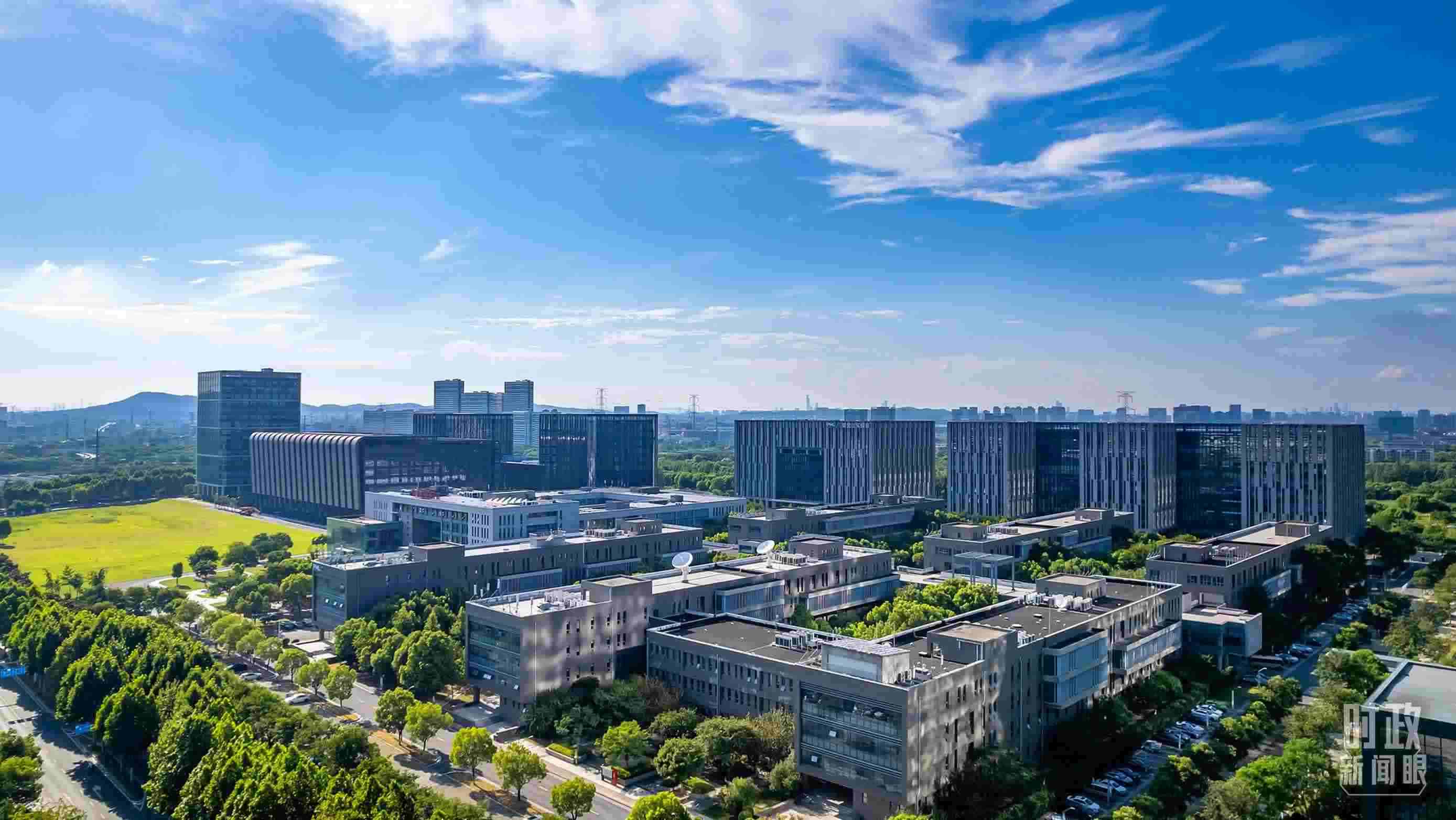  △2023年7月，習(xí)近平調(diào)研南京紫金山實驗室，強調(diào)要為實現(xiàn)高水平科技自立自強立下功勛。（圖/視覺中國）