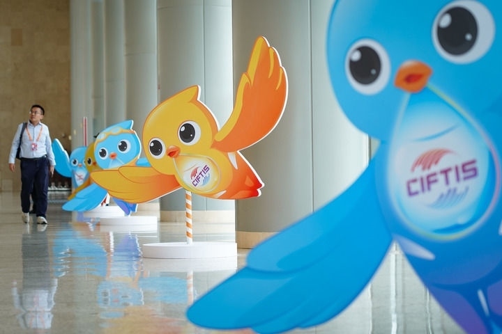 2024年9月11日在國家會議中心拍攝的服貿(mào)會吉祥物“福燕”形象。新華社記者 陳鐘昊 攝