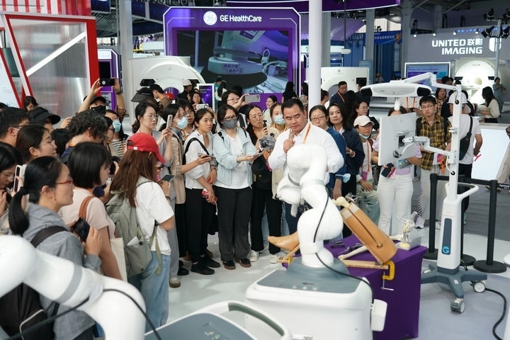 2024年9月11日，記者在服貿(mào)會首鋼園區(qū)健康衛(wèi)生服務(wù)館采訪。新華社記者 張晨霖 攝