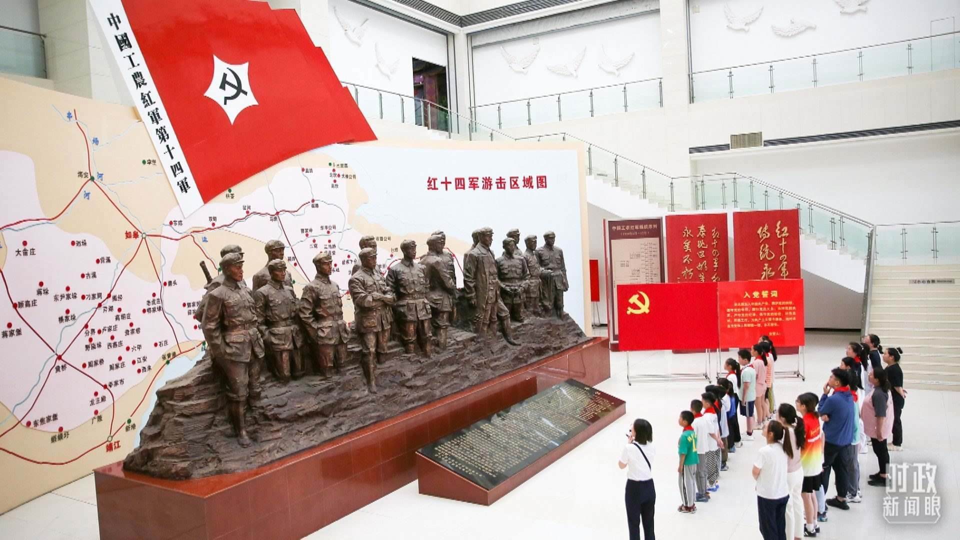 △2024年7月，江蘇南通，學(xué)生們參加暑期思政課實踐活動，參觀紅十四軍紀(jì)念館。（圖/視覺中國）