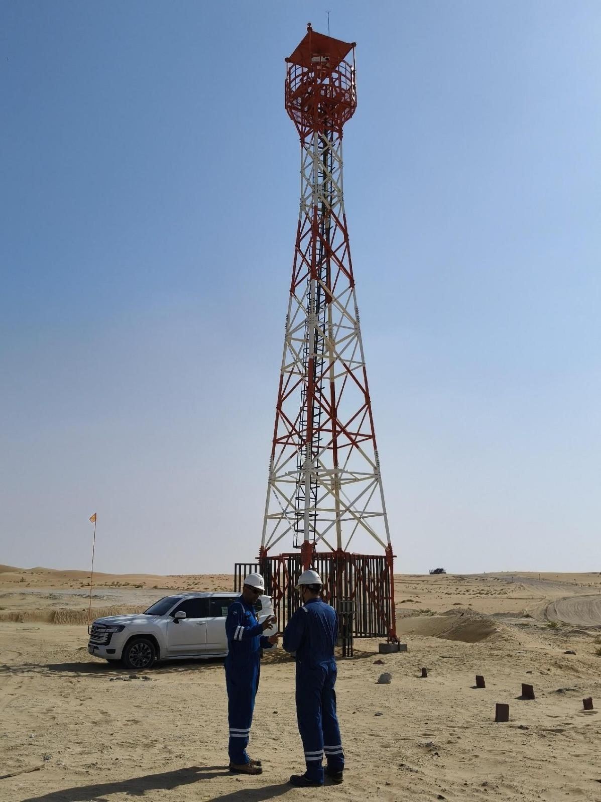 工作人員在調(diào)試紅外線氣體監(jiān)測(cè)及智能預(yù)警系統(tǒng)。振華石油供圖