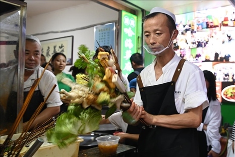 店員準(zhǔn)備制作天水麻辣燙。新華社記者 范培珅 攝