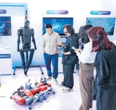 普陀區(qū)“中華武數(shù)”科創(chuàng)集市上，展位工作人員在向觀眾展示機(jī)器人。資料圖片