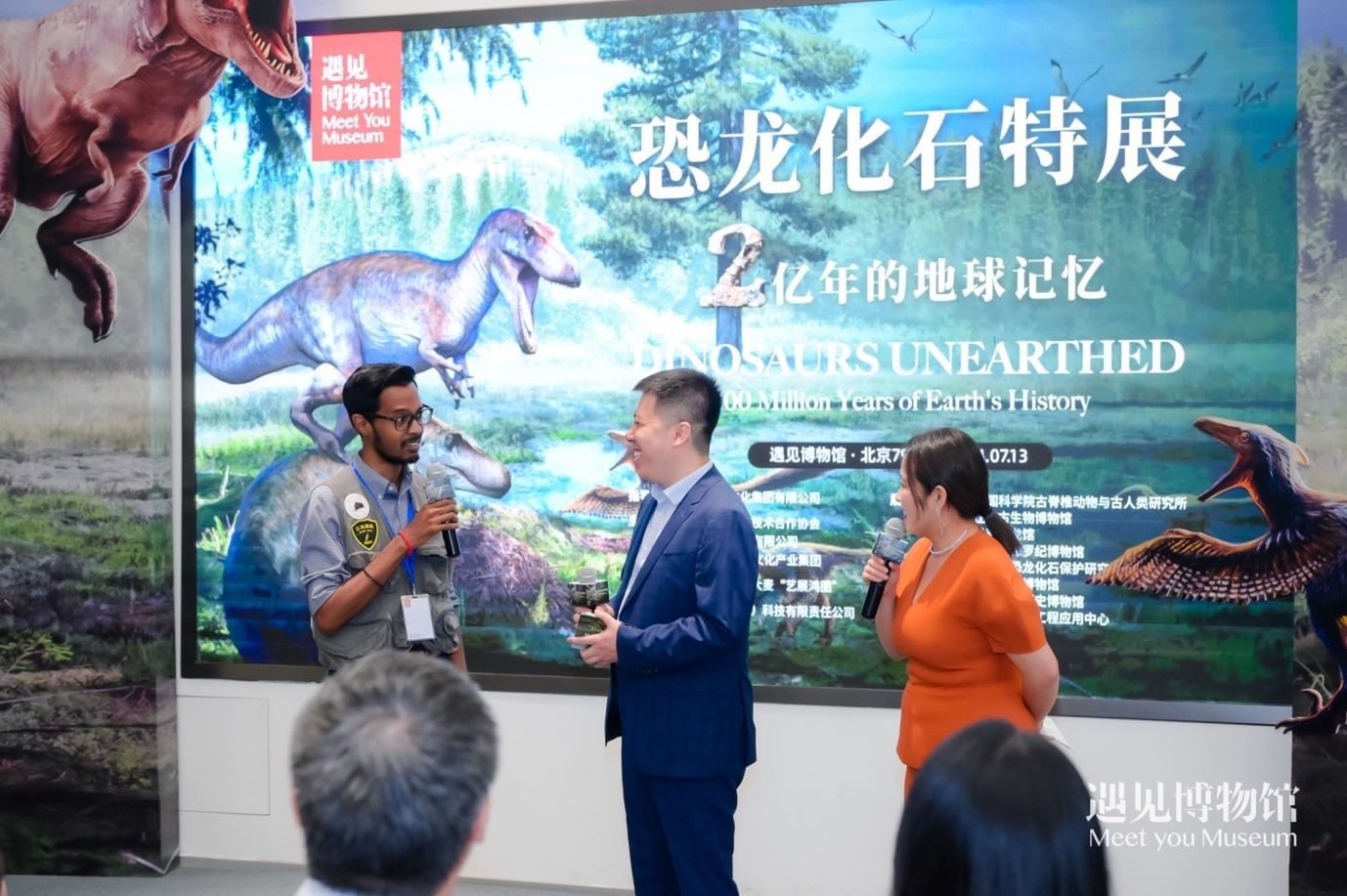 8. 中國(guó)科學(xué)院古脊椎動(dòng)物與人類研究所特別研究助理保羅·拉米向游客介紹“2億年的地球記憶——恐龍化石特展”。遇見博物館供圖