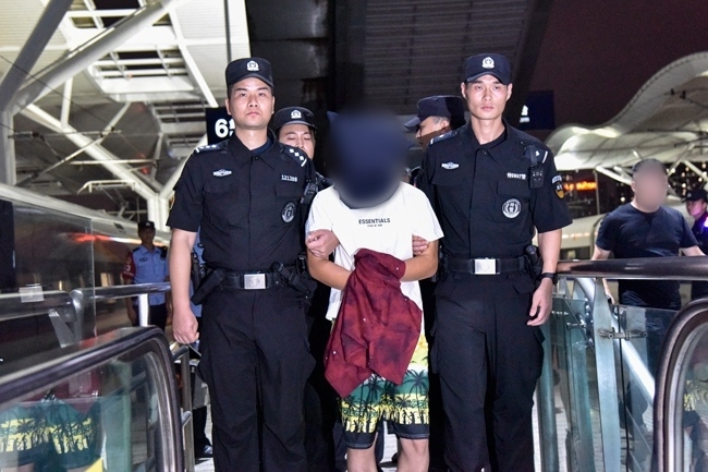 一名潛逃柬埔寨的犯罪嫌疑人被押解回國。公安部供圖