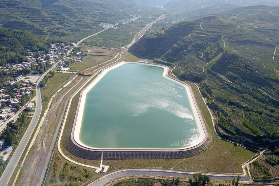 這是在天水市拍攝的已投用的天水城區(qū)引洮供水工程楊家灣調(diào)蓄水池（無人機(jī)照片）。新華社記者 范培珅 攝