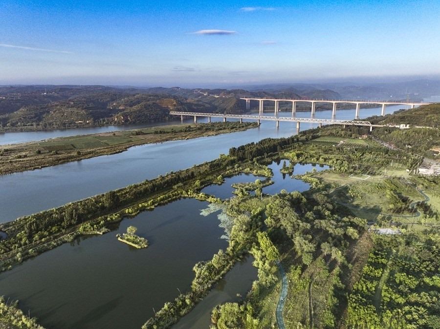 這是2023年8月28日在河南黃河濕地國家級自然保護區(qū)濟源段拍攝的景色（無人機照片）。新華社發(fā) 苗秋鬧 攝