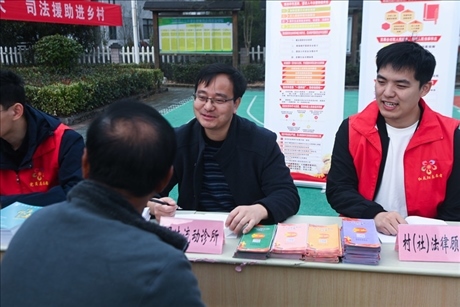 2022年11月9日，在杭州市臨安區(qū)太陽鎮(zhèn)上太陽村，臨安區(qū)太陽司法所所長方凱（右二）現(xiàn)場解答法律問題。 新華社記者 徐昱 攝