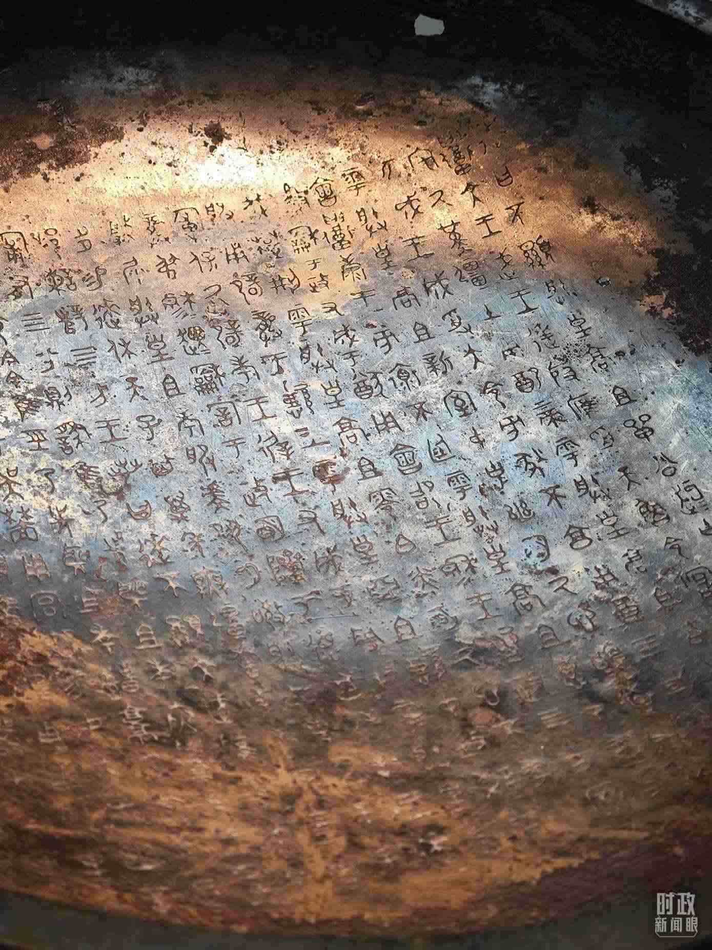 △ 寶雞青銅器博物院內(nèi)展陳——逨盤。（總臺央視記者丁欣、彭漢明拍攝）