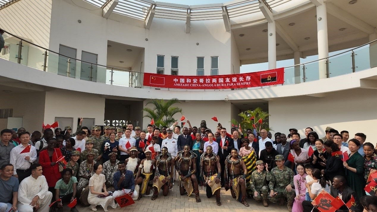 文化聯(lián)誼活動(dòng)合影。內(nèi)圖大學(xué)孔子學(xué)院供圖