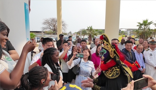 川劇變臉《蜀風(fēng)妙韻》。內(nèi)圖大學(xué)孔子學(xué)院供圖