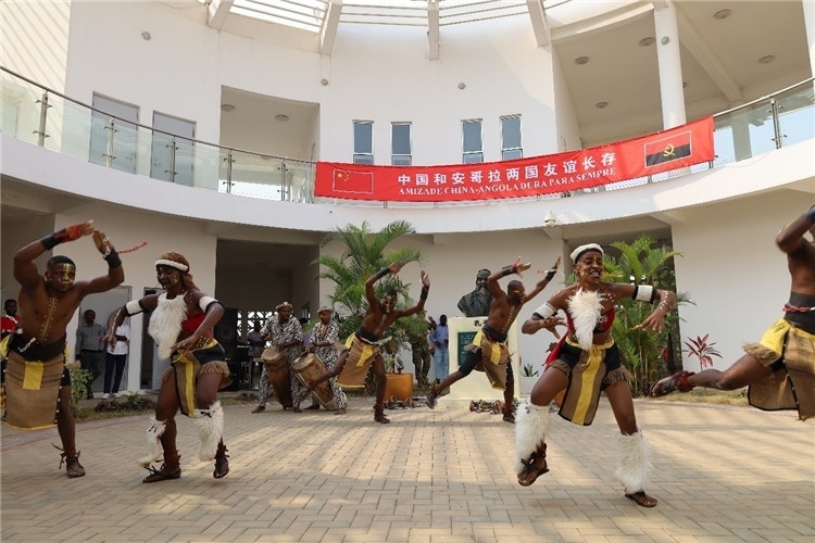安哥拉民族舞。內(nèi)圖大學(xué)孔子學(xué)院供圖