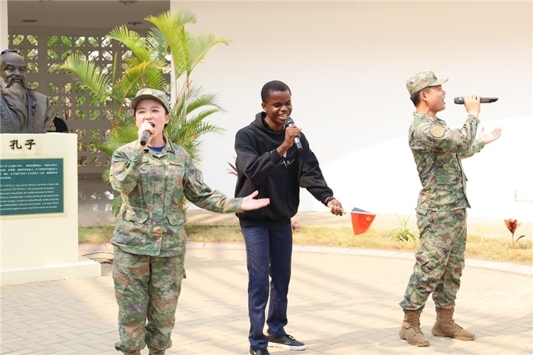 孔院學(xué)生與中國(guó)海軍官兵合唱《天地龍鱗》。內(nèi)圖大學(xué)孔子學(xué)院供圖